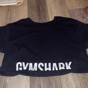 Black gym shark cropped tee.